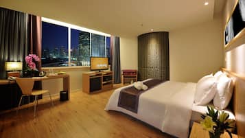 Deluxe KLCC View | Minibar, in-room safe, desk, iron/ironing board