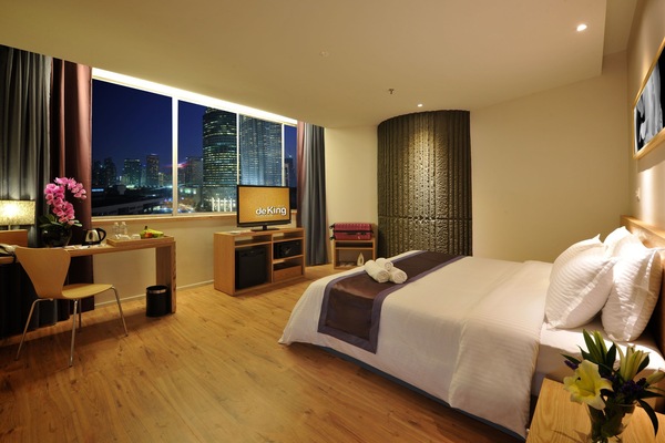 Minibar, in-room safe, desk, iron/ironing board