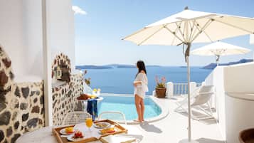 Villa Grand, piscina privada, vistas al mar | Piscina al aire libre | Una piscina al aire libre de temporada, sombrillas, tumbonas