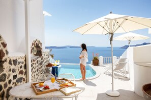 Villa majestueuse, piscine privée, vue sur la mer | Piscine extérieure | Piscine extérieure en saison, parasols, chaises longues