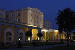 Property entrance - Windsor Palace Hotel (Serock)