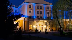 Ein prachtvolles Hotel mit klassischer Fassade, großen Fenstern und einem gut beleuchteten Eingang.