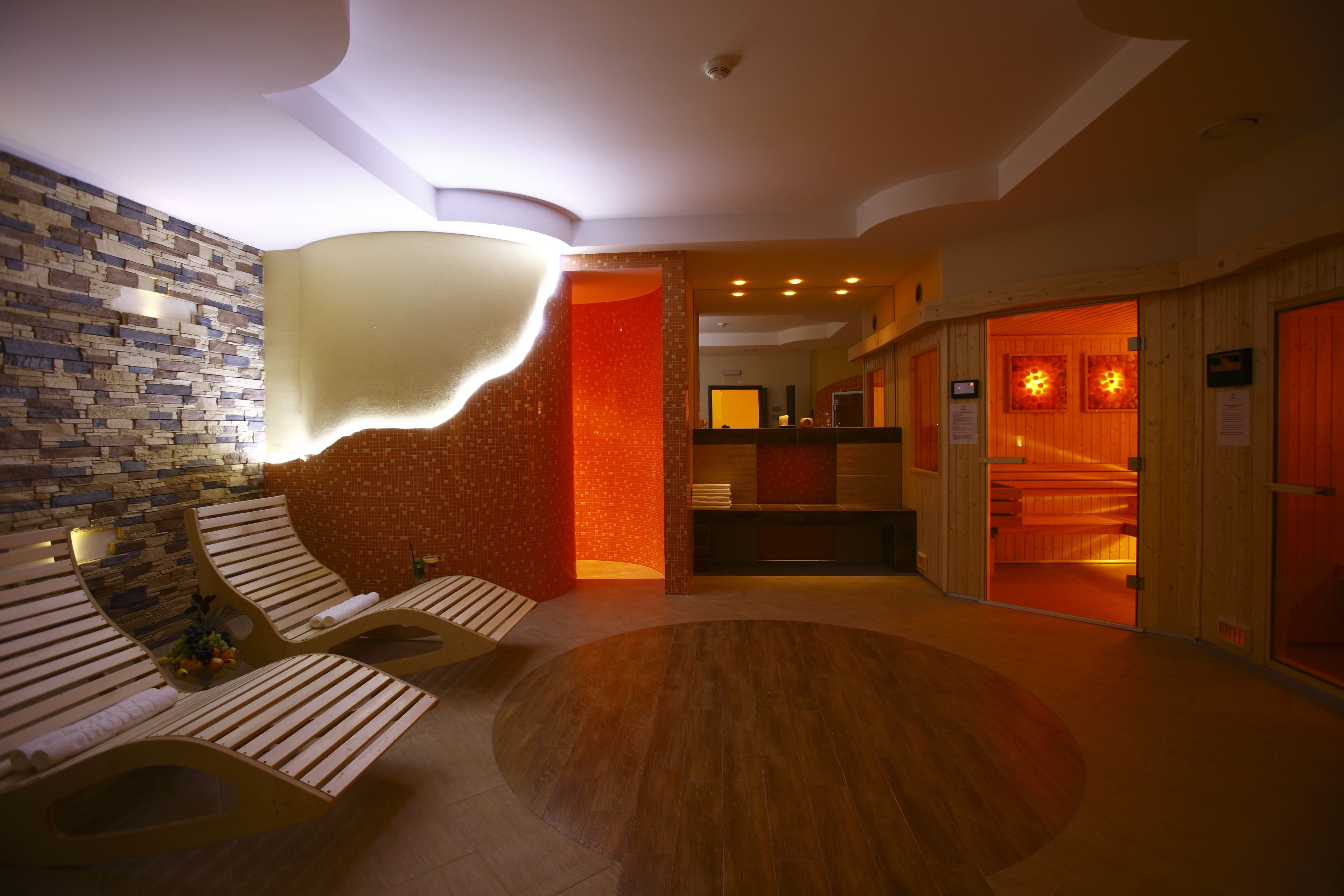 hydrotherapy, aromatherapy, reflexology, 6 treatment rooms