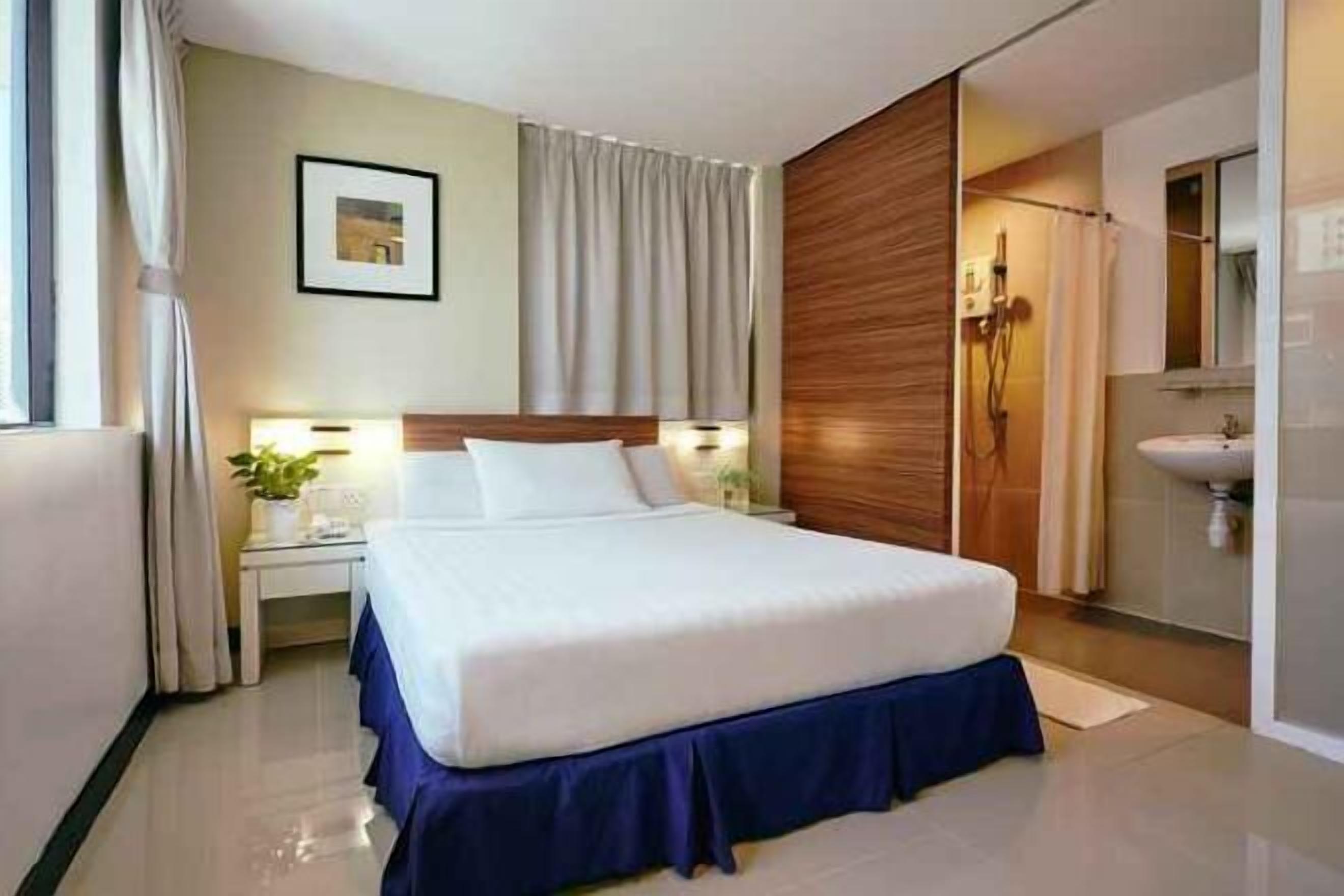 Een kluis op de kamer, een bureau, gratis wifi, beddengoed