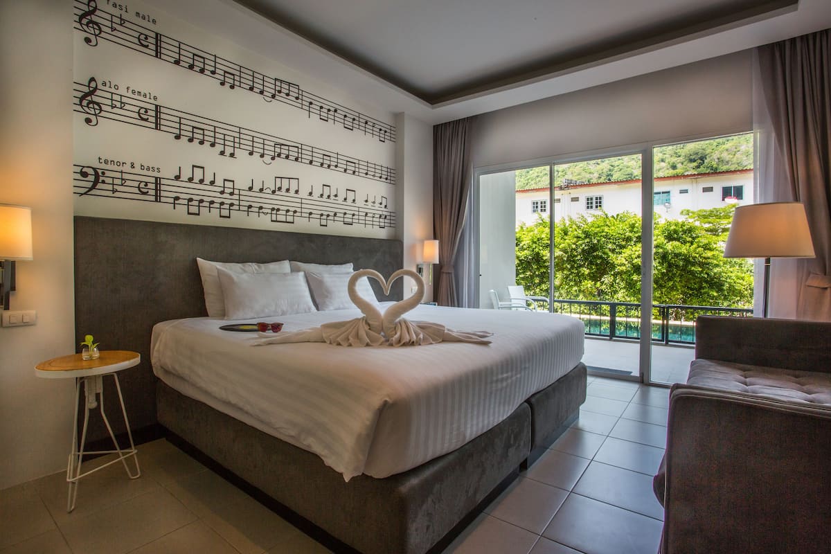 Premium bedding, in-room safe, desk, blackout curtains