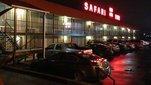 Un edifici amb un cartell que diu “SAFARI HOTEL” de nit.