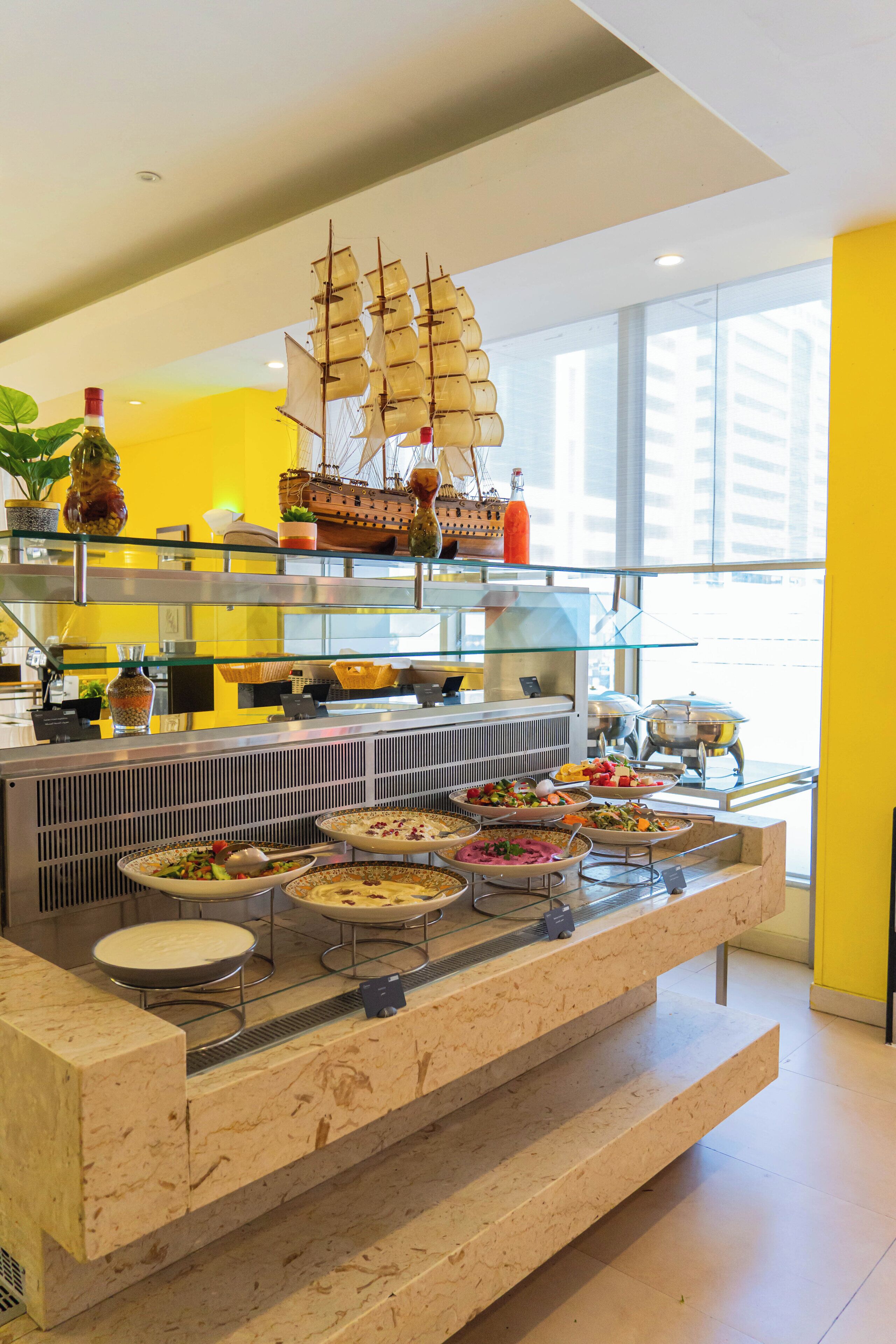 2 ห้องอาหาร, บริการอาหารเช้า อาหารกลางวัน อาหารเย็น, อาหารนานาชาติ