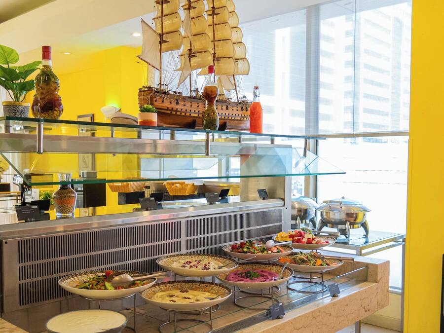 2 ravintolaa, joissa tarjoillaan aamiainen; kansainvälinen keittiö