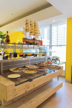 2 restaurantes, café da manhã, culinária internacional. Copthorne Downtown Abu Dhabi