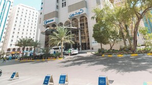 A tall hotel building with a modern design, featuring a prominent entrance and signage. - Copthorne Downtown Abu Dhabi (Abu Dhabi)