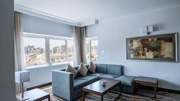 Suite, 1 kingsize-seng, røyk (Additional Living Area) | 1 soverom, minibar, safe på rommet og skrivebord