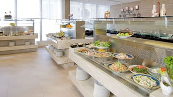 Café da manhã com buffet todos os dias (AED 99 por pessoa)