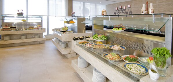 Desayuno buffet (AED 99 por persona) 