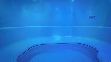 Een sauna, een bubbelbad, een stoombad, lichaamsbehandelingen