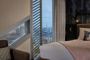 Room, 1 Queen Bed | Premium bedding, down comforters, minibar, in-room safe - Montcalm East, Autograph Collection (London)