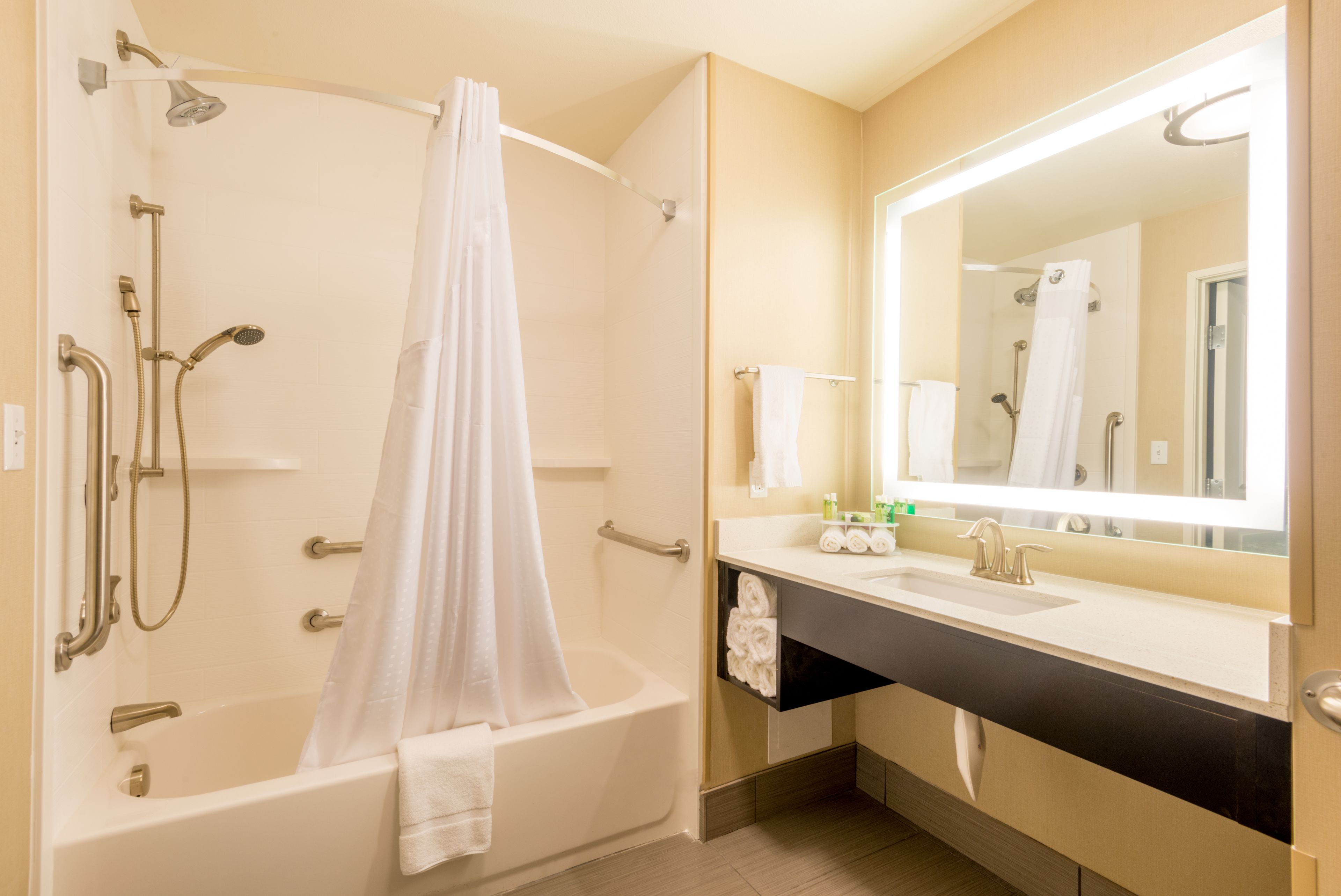 suite, 2 queen beds, accessible bathtub (communications) | bathroom | free toiletries, hair dryer, towels