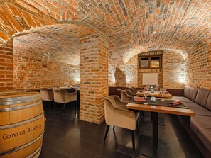 Menyajikan masakan daerah