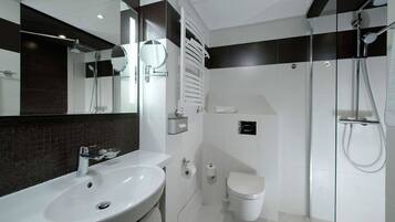 Ducha, artículos de tocador ecológicos, secador de pelo, toallas