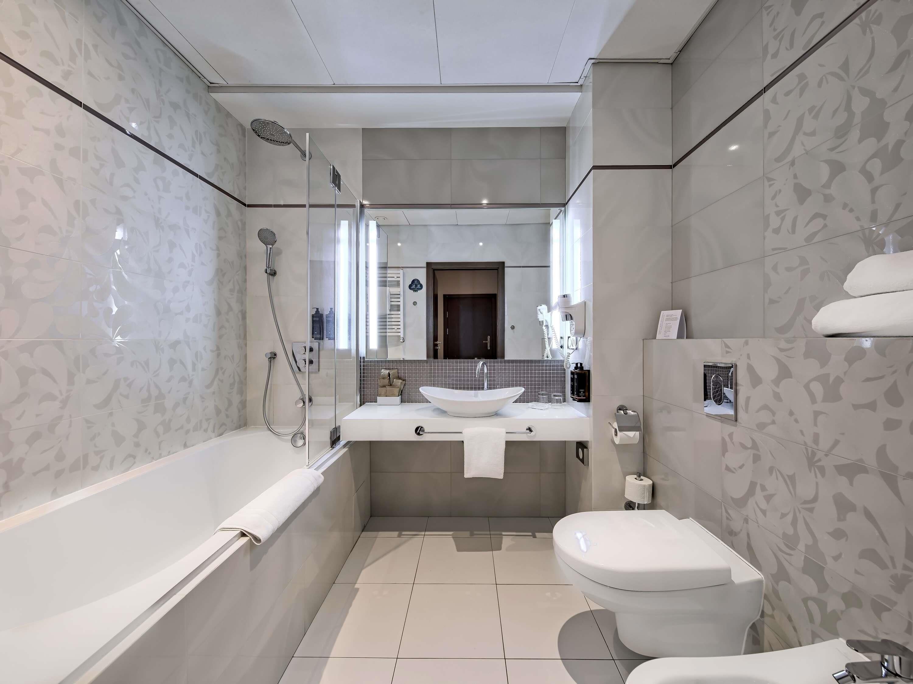 Un baño moderno con bañera, inodoro y lavabo.