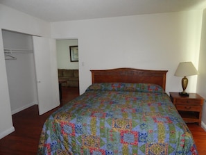 Tabla de planchar con plancha, wifi gratis y ropa de cama 