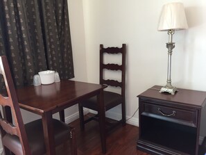 Tabla de planchar con plancha, wifi gratis y ropa de cama 
