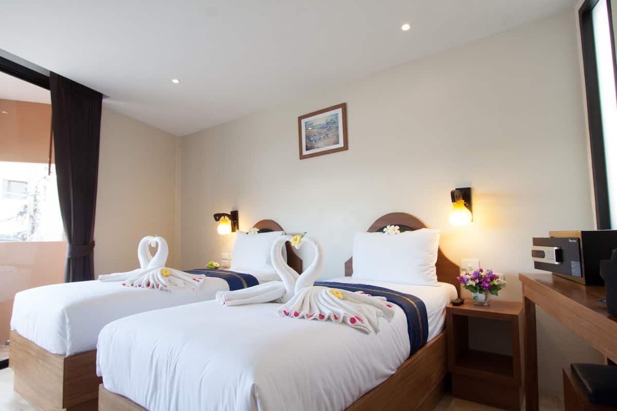 Deluxe Triple Room | In-room safe, desk, blackout drapes, bed sheets