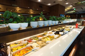 A buffet with various food items and bowls of fruits. - Garden Hotel Kanazawa (Kanazawa)