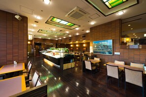 2 ristoranti, aperti a colazione, a pranzo e a cena, cucina asiatica