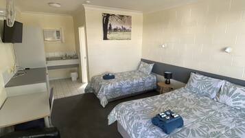 Quarto duplo standard | Escrivaninha, espaço de trabalho para notebook