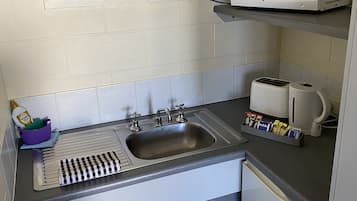 大型冰箱、微波爐、電熱水壺、烤麵包機