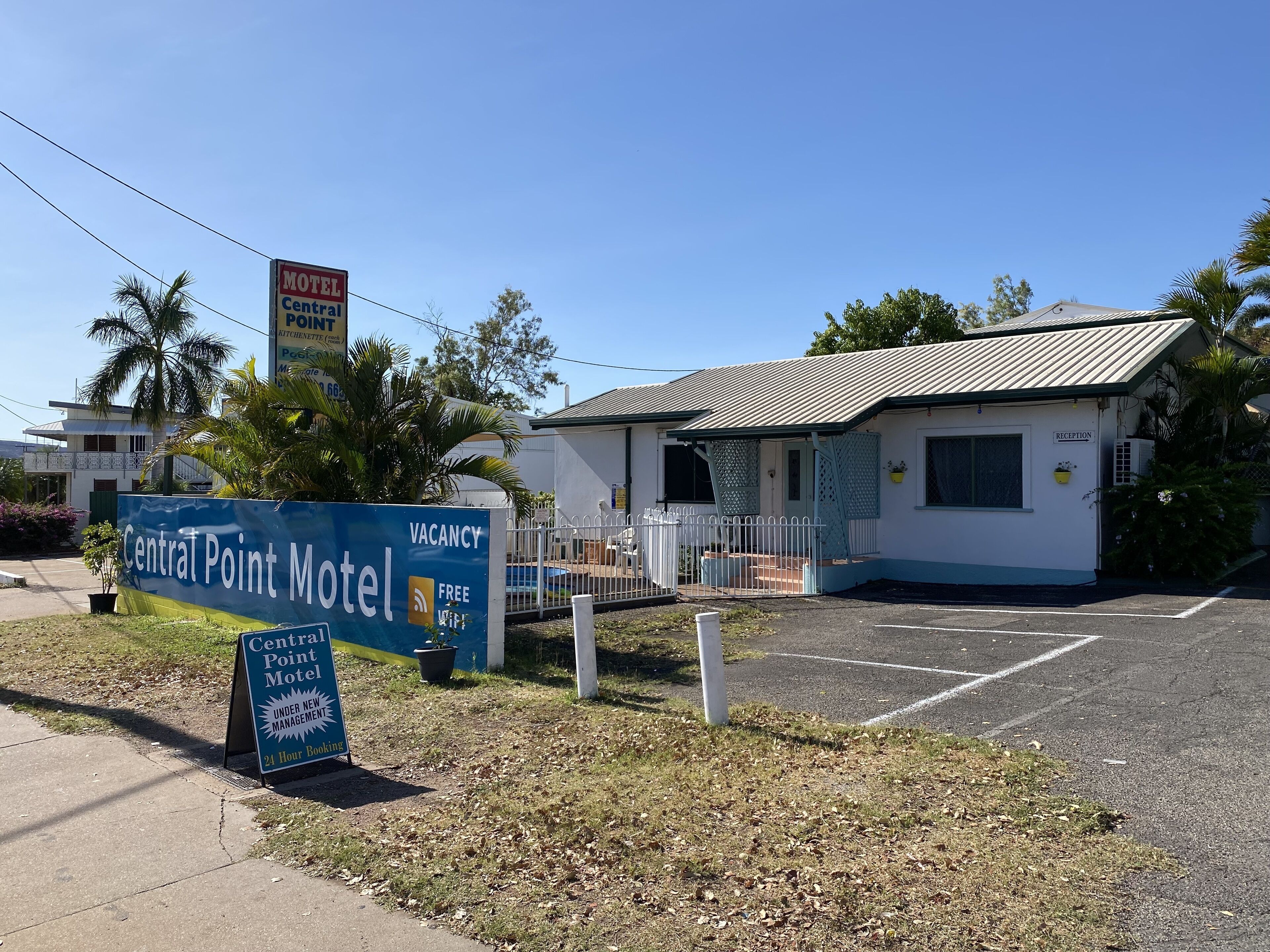 Un motel con un letrero que indica habitaciones disponibles y Wi-Fi gratuito.