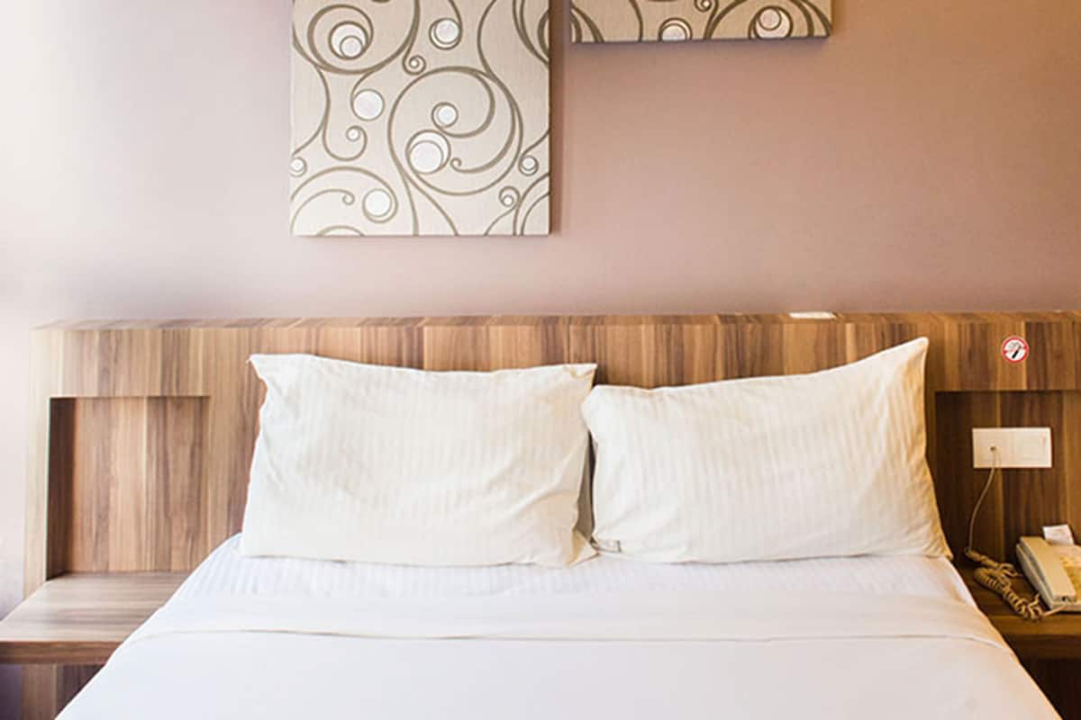 Coffres-forts dans les chambres, bureau, fer et planche à repasser