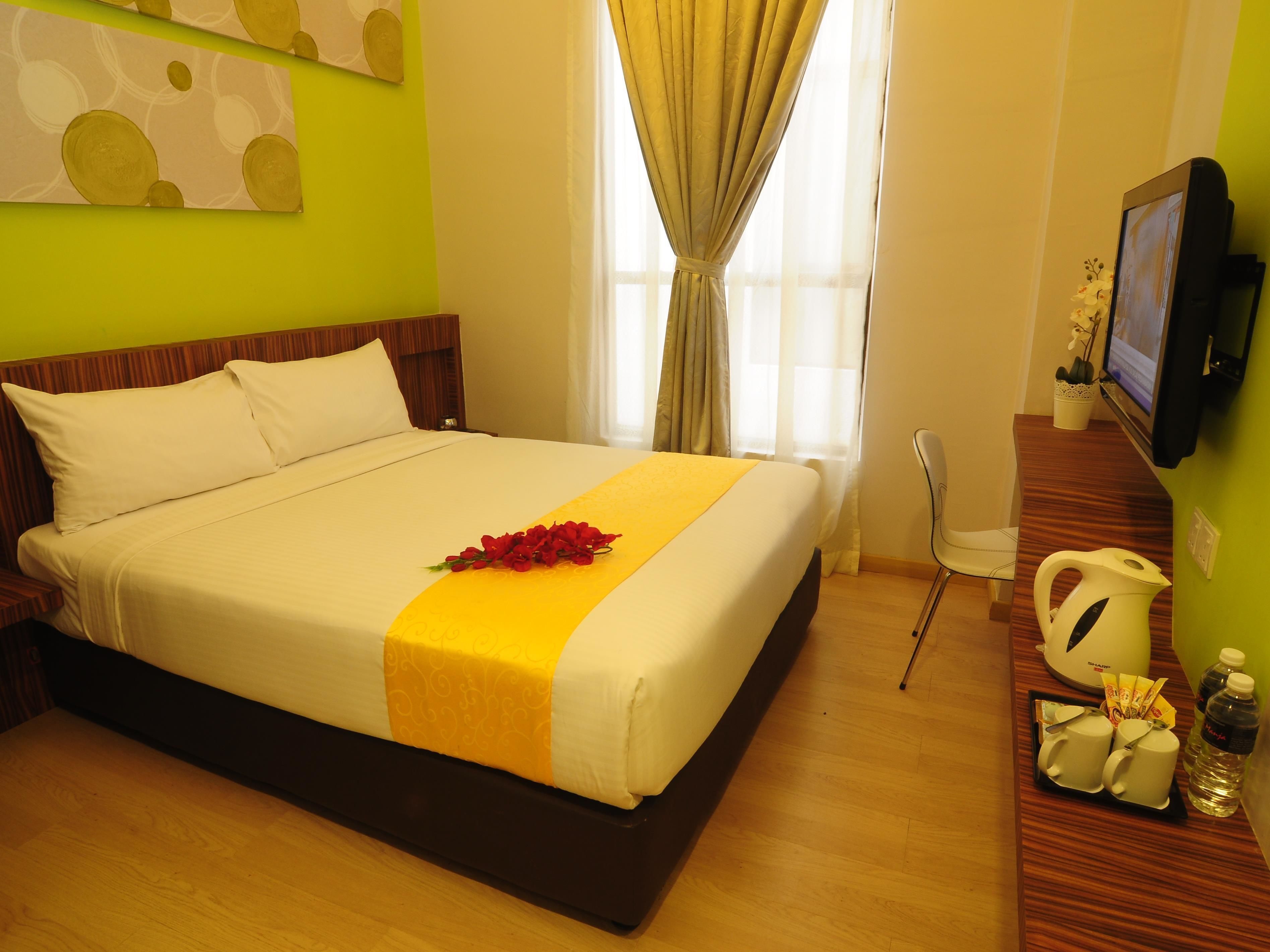 Coffres-forts dans les chambres, bureau, fer et planche à repasser