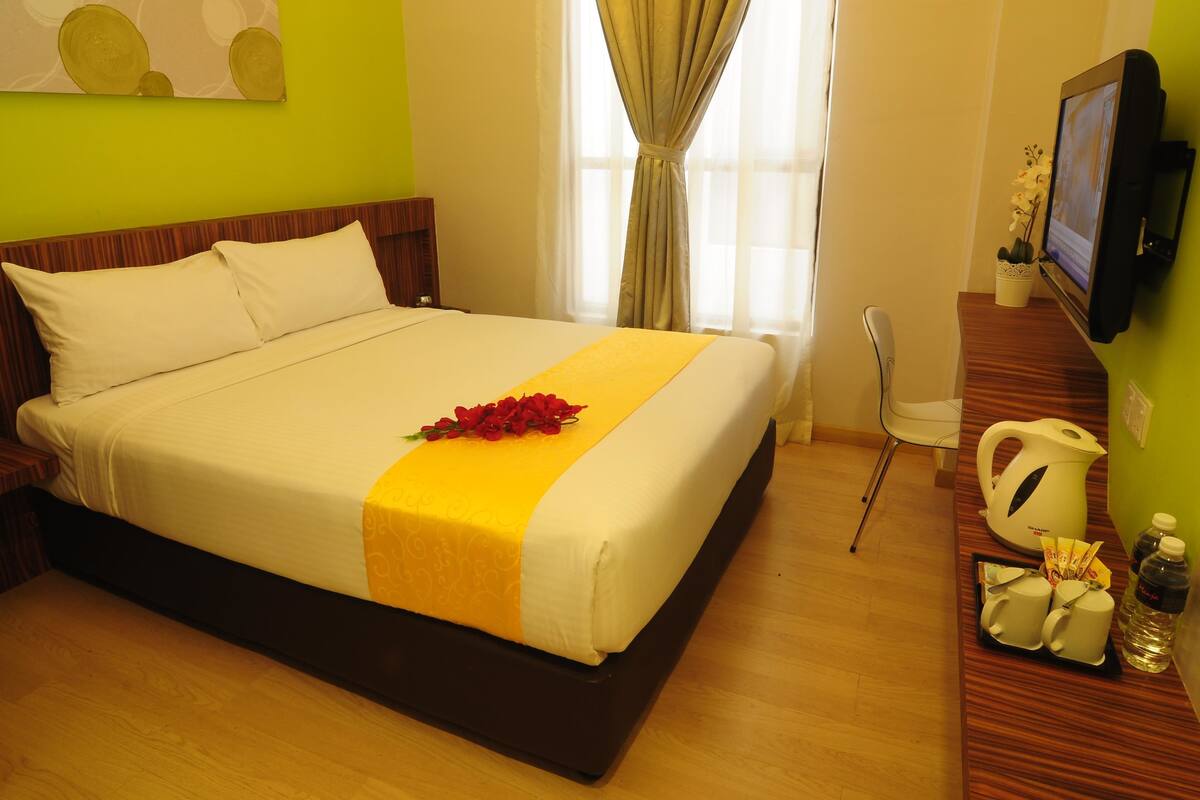 Coffres-forts dans les chambres, bureau, fer et planche à repasser