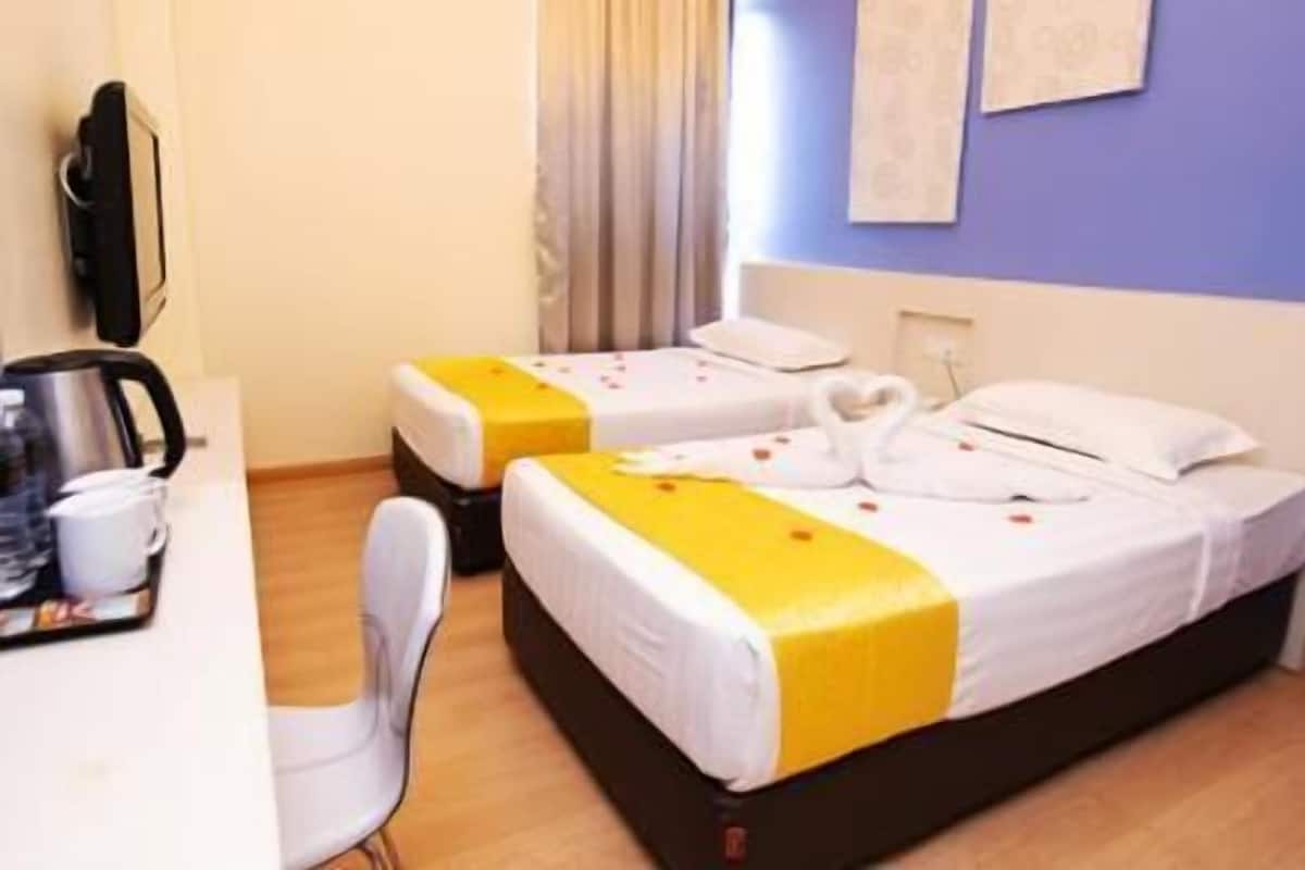 Caja de seguridad en la habitación y escritorio