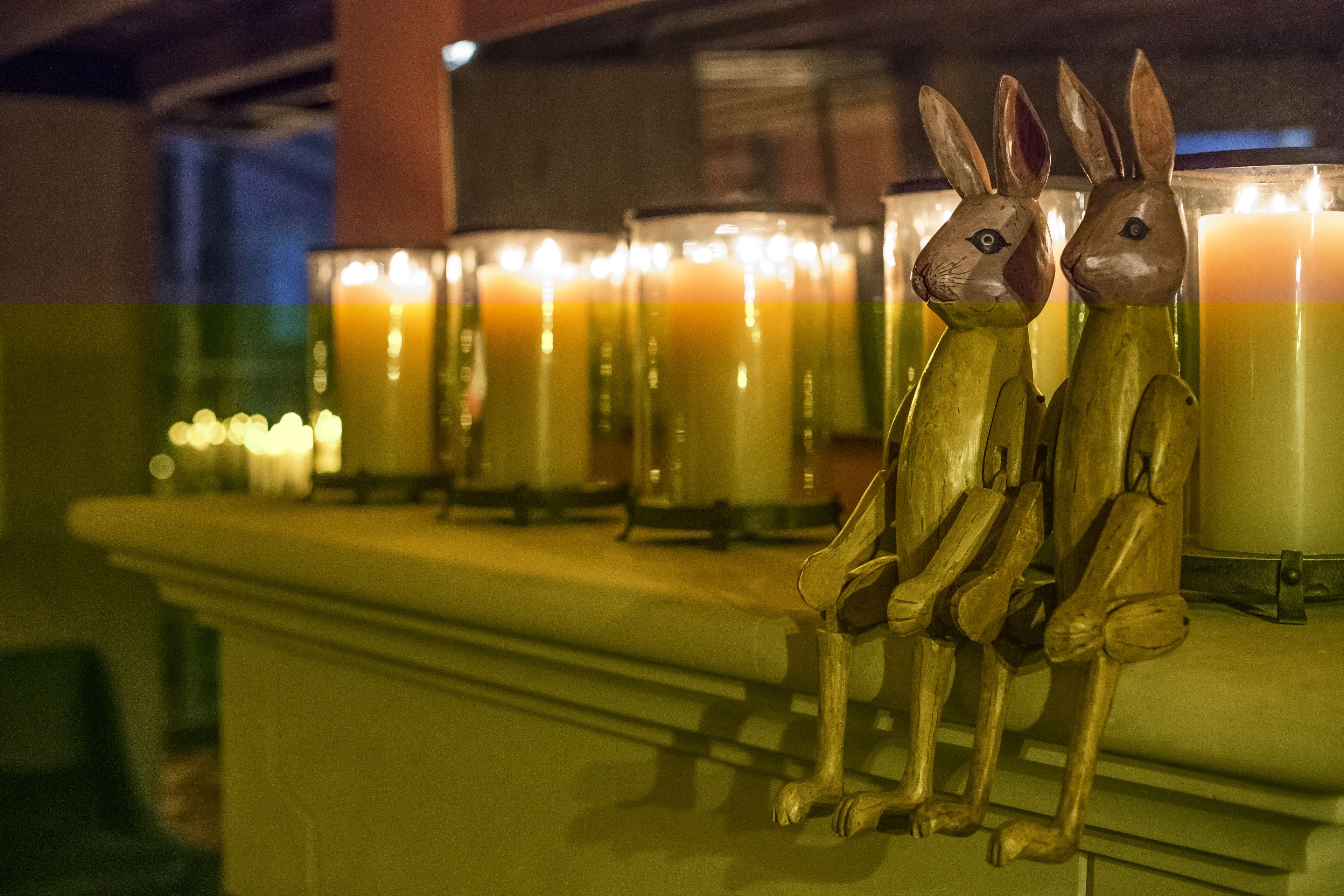 Eine Bar mit Holzkonturen von Kaninchen und Kerzen.
