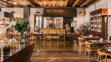 5 restaurantes, se sirven desayunos, comidas y cocina europea moderna