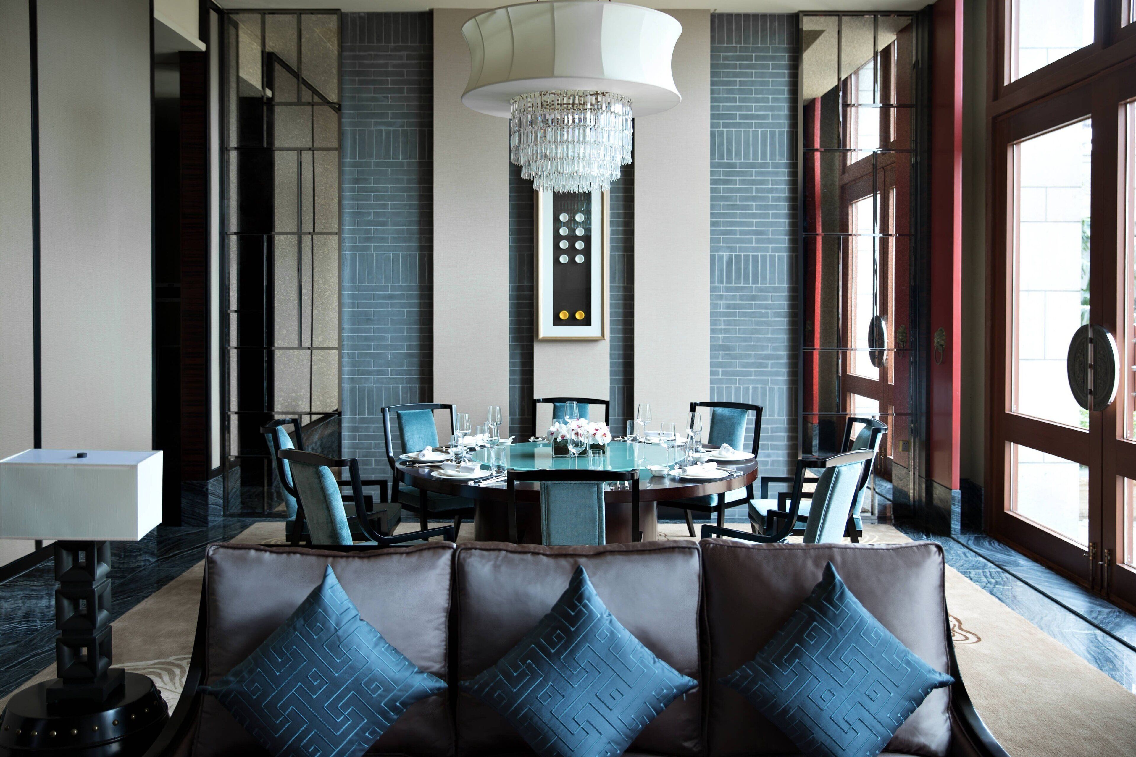 3 restaurants, lunch, dinner served; seafood