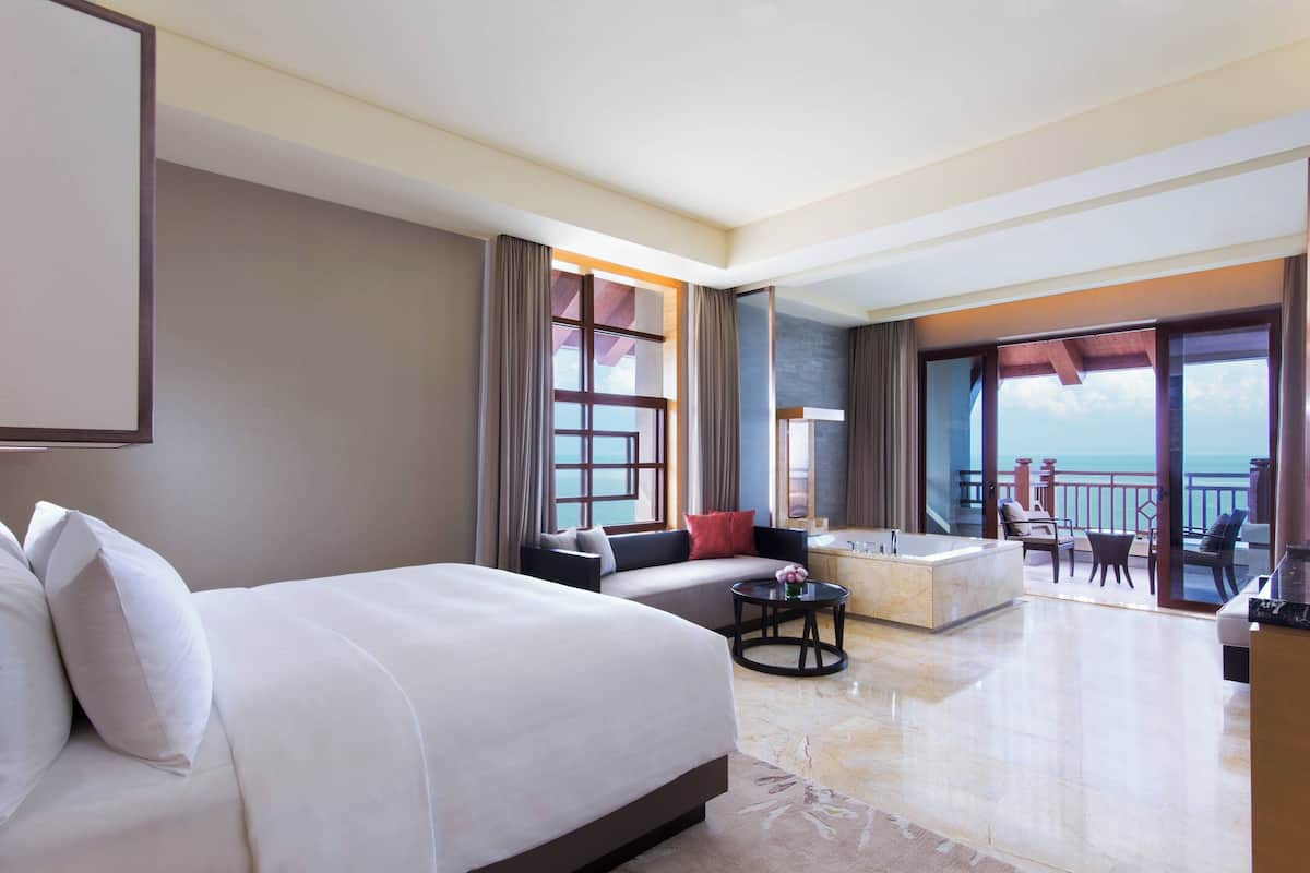 Phòng có tầm nhìn toàn cảnh, 1 giường cỡ king, quang cảnh biển | Nệm có lớp đệm bông, minibar, két bảo mật tại phòng, bàn