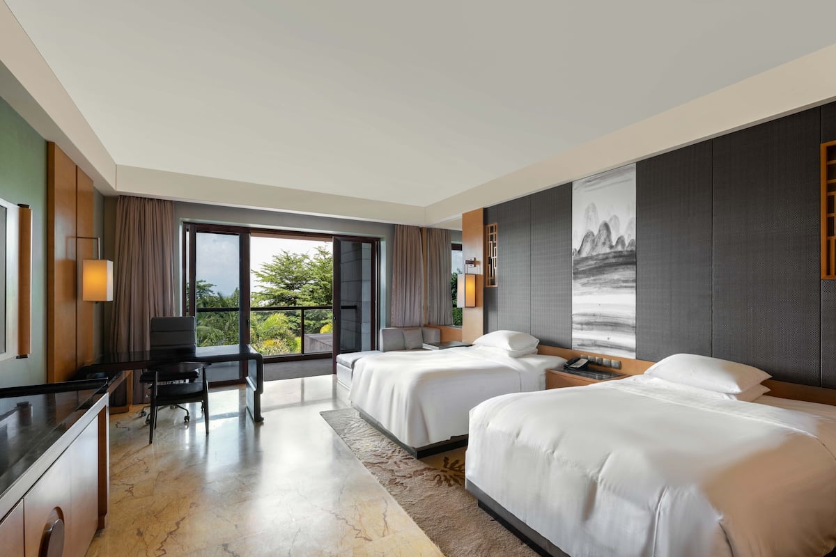 Phòng, 2 giường đôi, ban công, quang cảnh vườn | Nệm có lớp đệm bông, minibar, két bảo mật tại phòng, bàn 