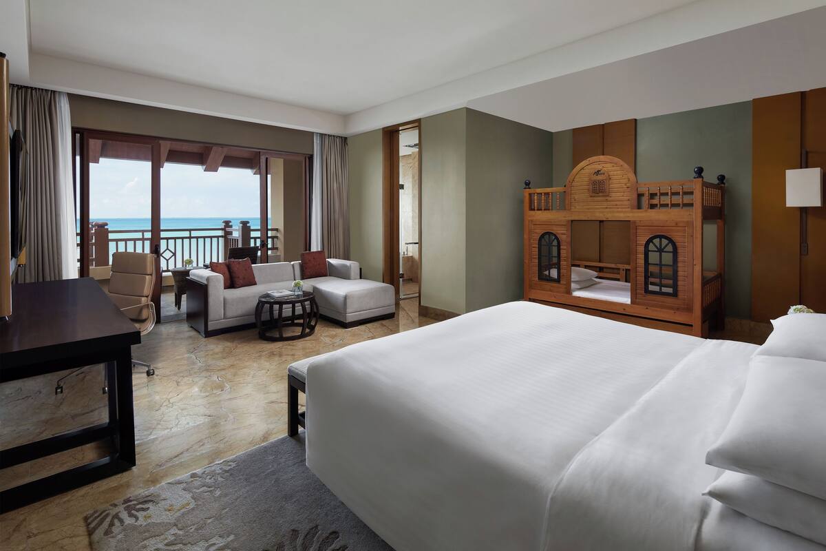 Phòng Club, 1 giường đôi, quang cảnh biển | Nệm có lớp đệm bông, minibar, két bảo mật tại phòng, bàn 