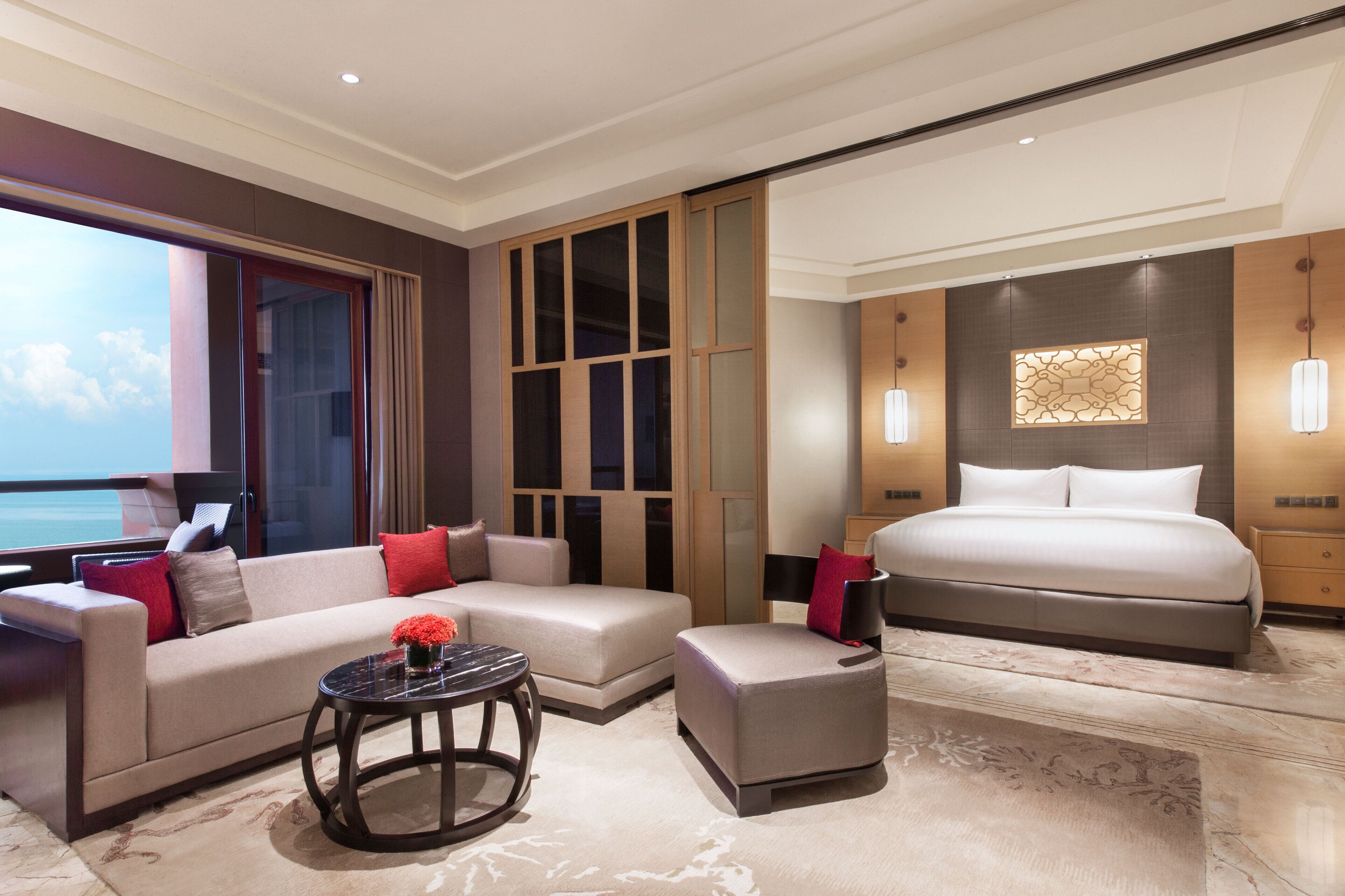 Club suite, 1 slaapkamer, uitzicht op zee | Pillowtop-bedden, een minibar, een kluis op de kamer, een bureau