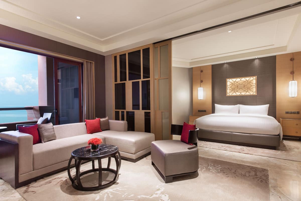 Phòng Suite Club, 1 phòng ngủ, quang cảnh biển | Nệm có lớp đệm bông, minibar, két bảo mật tại phòng, bàn