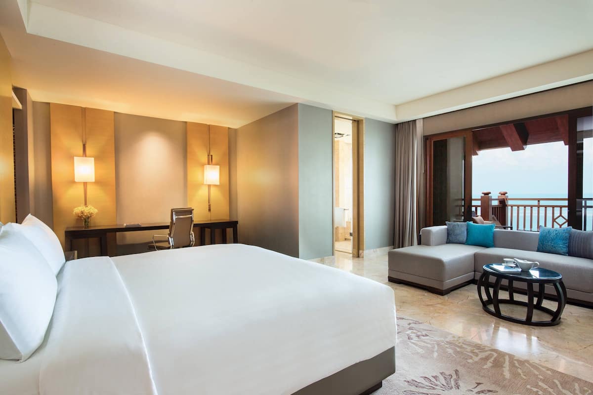 Phòng Club, 1 giường cỡ king, quang cảnh biển | Nệm có lớp đệm bông, minibar, két bảo mật tại phòng, bàn