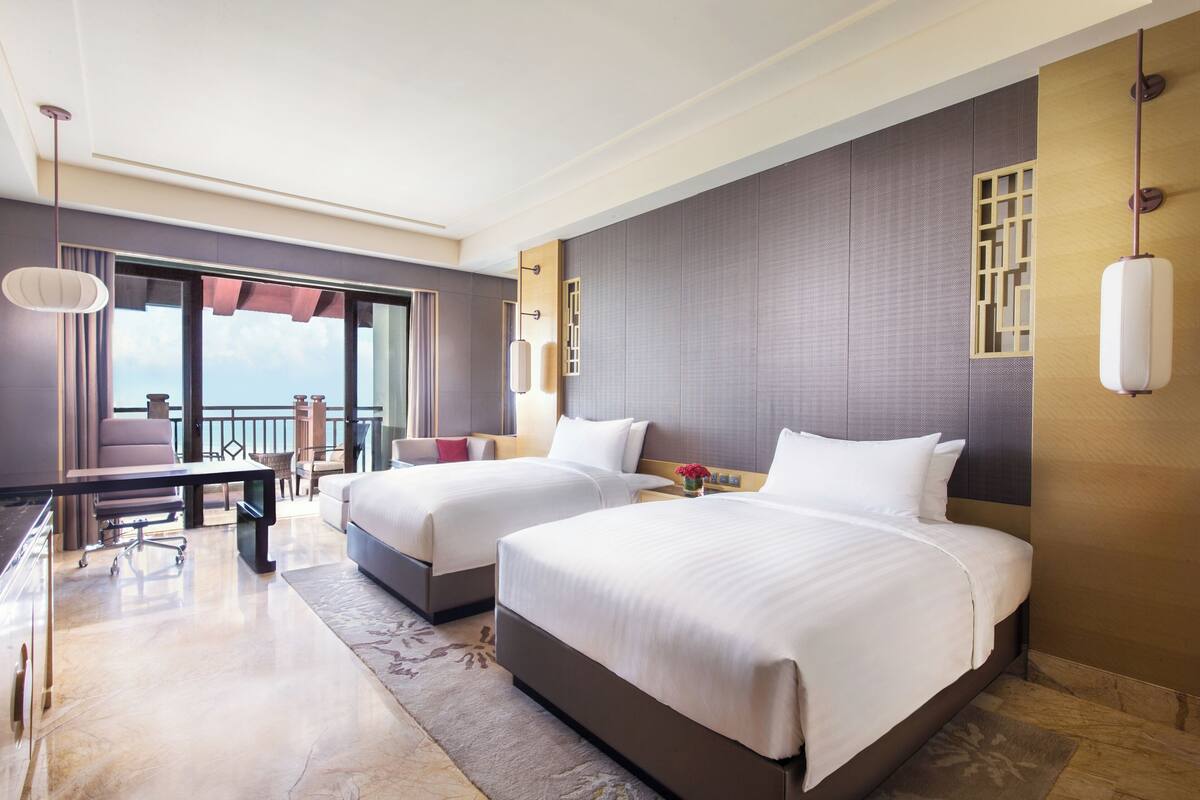 Nệm có lớp đệm bông, minibar, két bảo mật tại phòng, bàn 