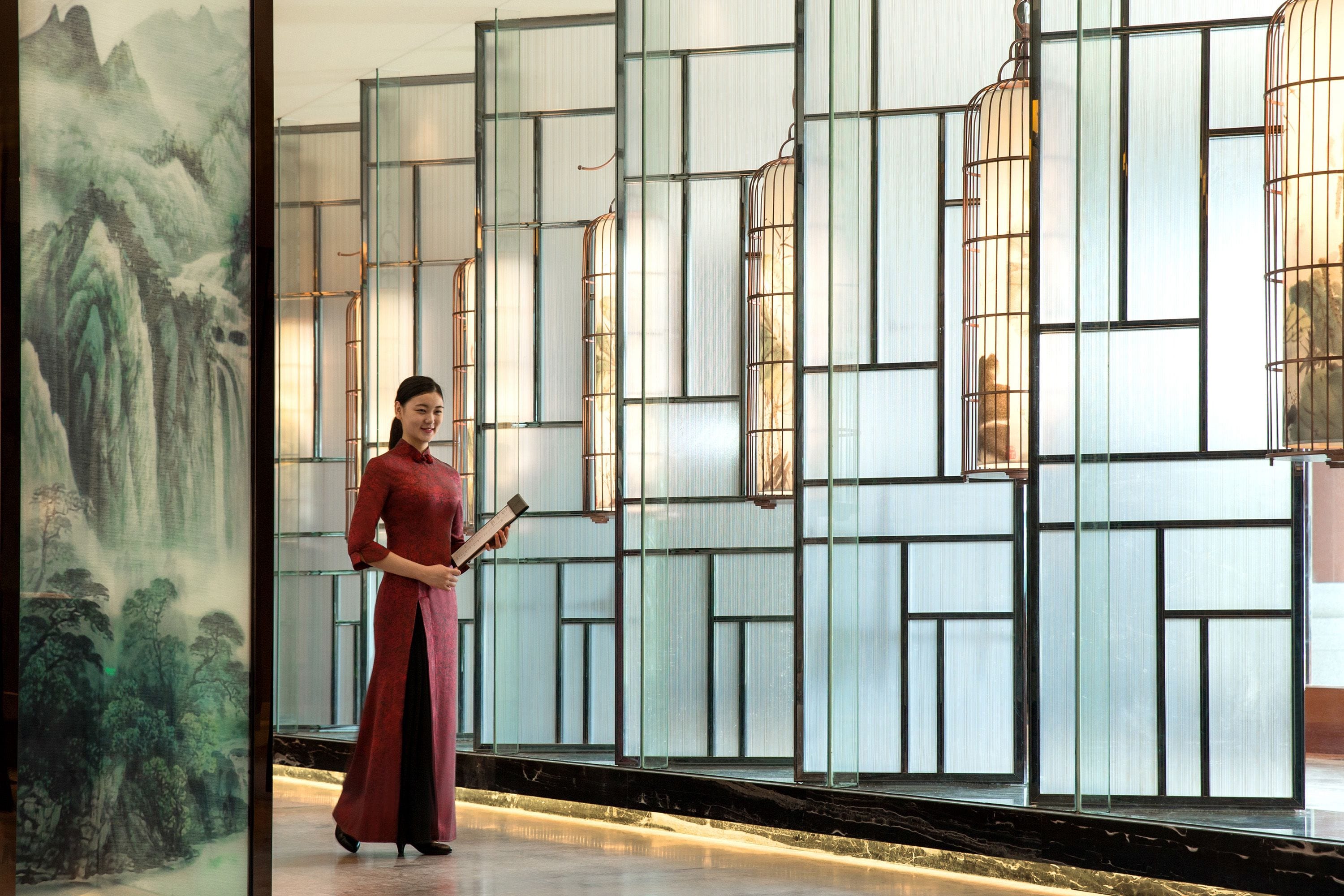 3 restaurants, lunch, dinner served; seafood