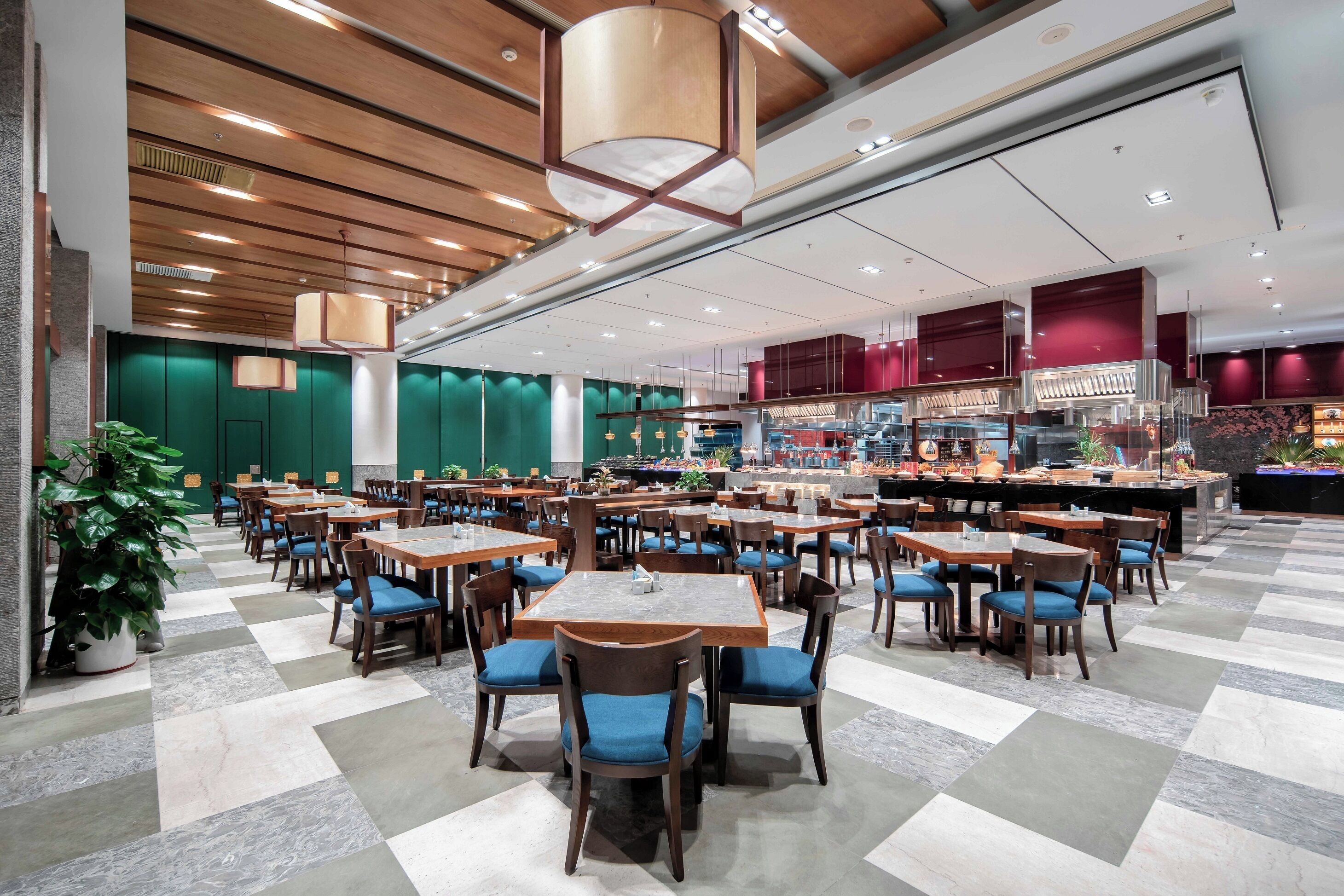 3 restaurants, lunch, dinner served; seafood