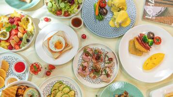 Daily buffet breakfast (CNY 168 per person)