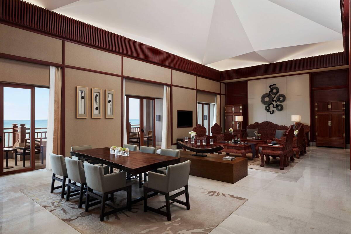 Phòng Suite Club, 1 phòng ngủ | Khu phòng khách | TV LED 52-inch có truyền hình cáp, đầu đĩa DVD 