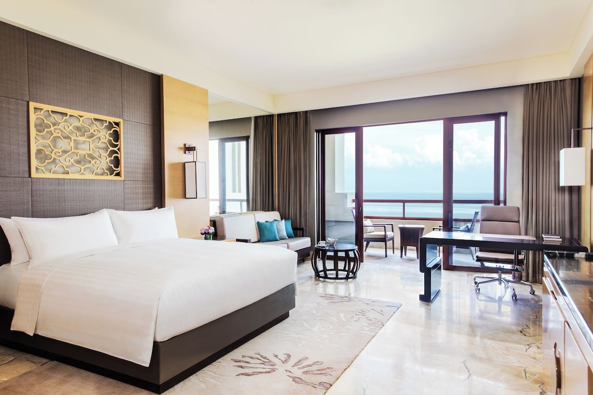 Nệm có lớp đệm bông, minibar, két bảo mật tại phòng, bàn